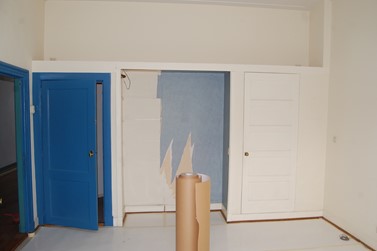 <p>Kastenwand in het vertrek links achter op de verdieping. De linker deur geeft toegang tot de badkamer. </p>
